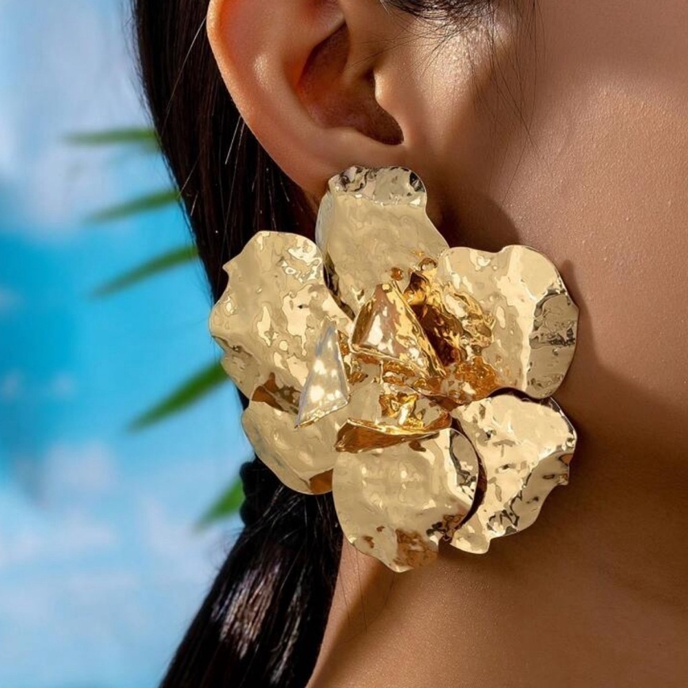 Flower statement earrings beautiful elegant 🤩✨✨ with beautiful gift box …